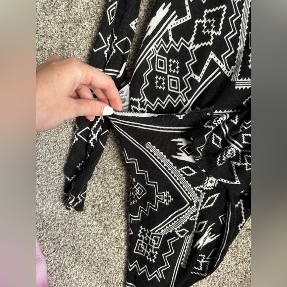 Billabong black pattern shawl with sleeves - Picture 4 of 5